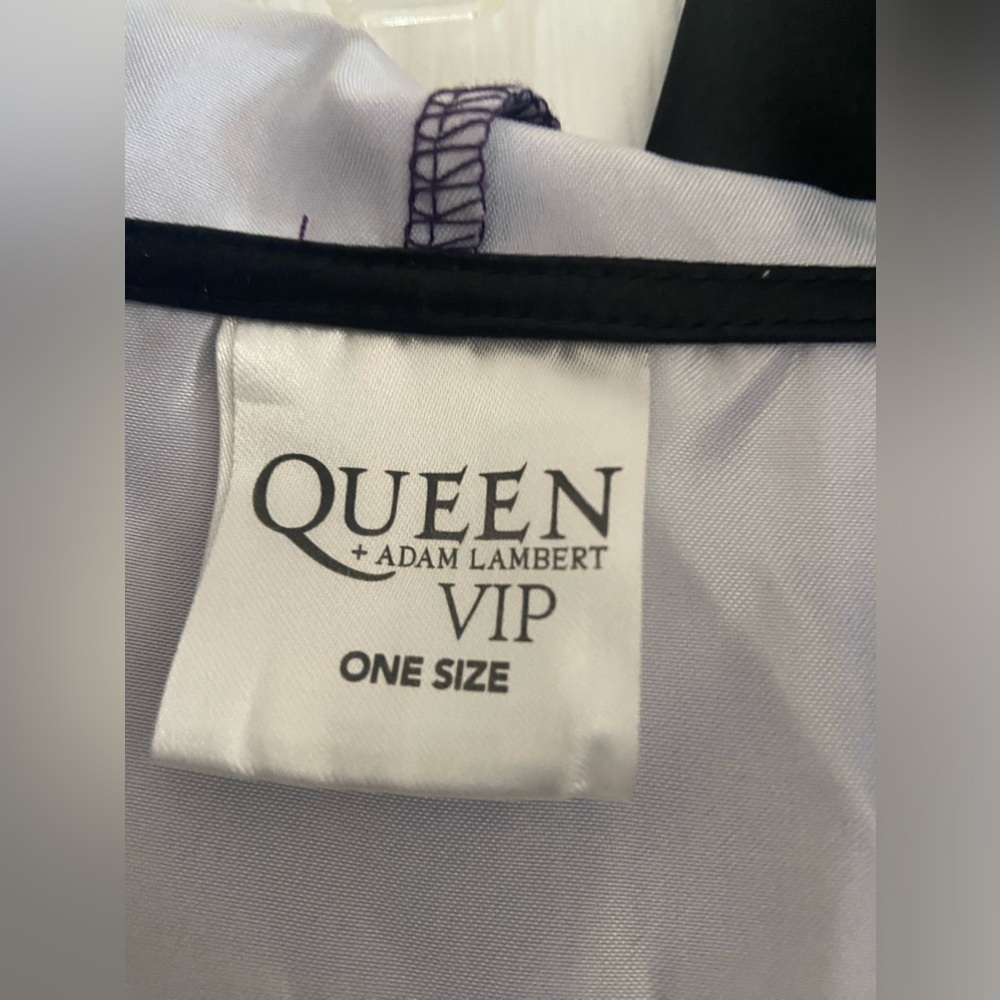 Queen + Adam Lambert VIP Robe - Picture 4 of 5